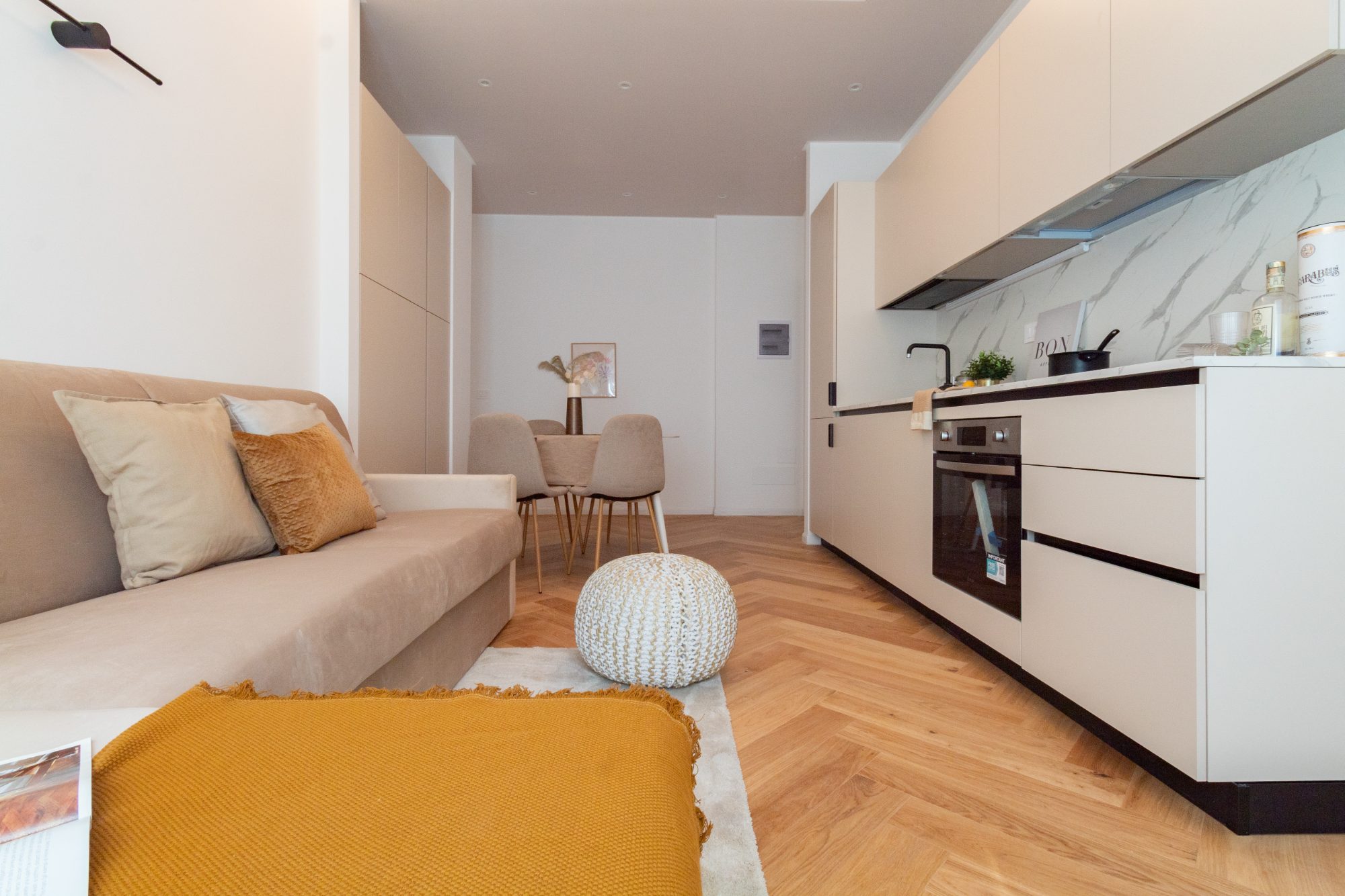 Soggiorno e cucina fotografati dopo l’allestimento — progetto Viale Brianza