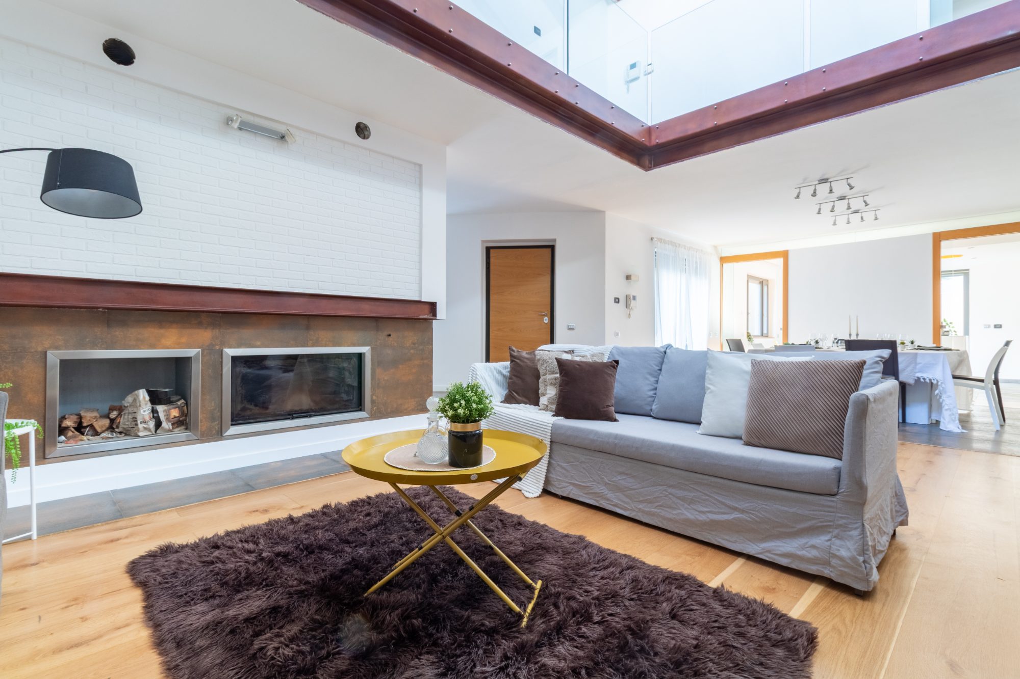 Living con camino valorizzato con home staging — progetto Legnano