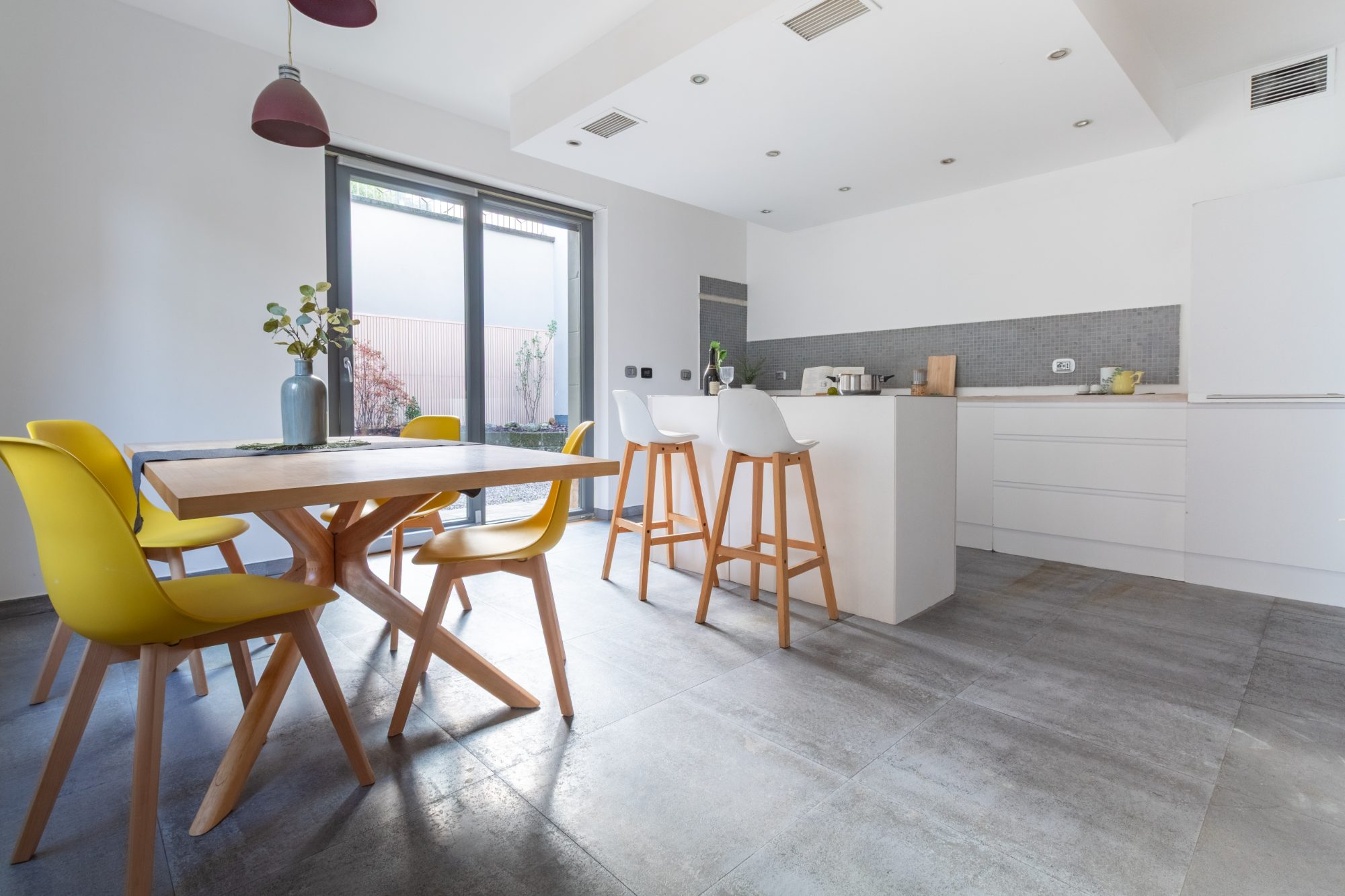 Cucina e zona pranzo allestite per la vendita — progetto Legnano