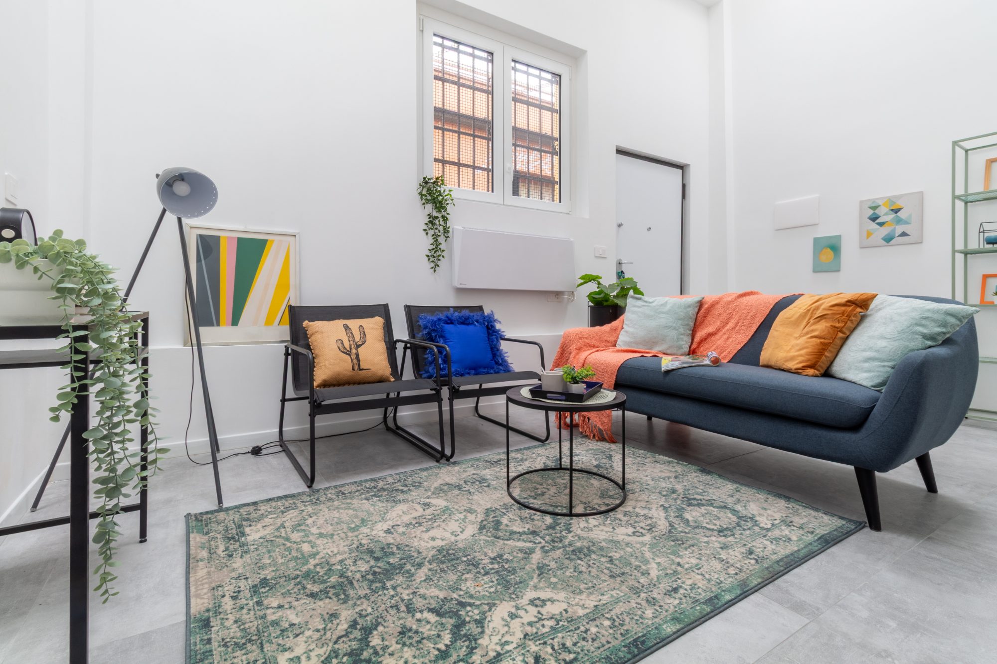 Soggiorno con divano blu allestito per la vendita — progetto Loft Monticelli