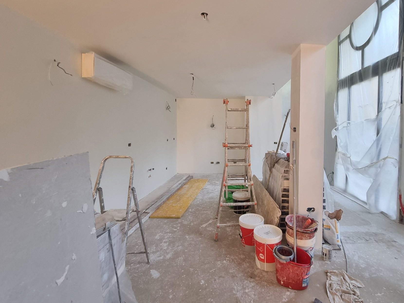 Living prima dell’allestimento, ancora in cantiere — progetto Loft Adige
