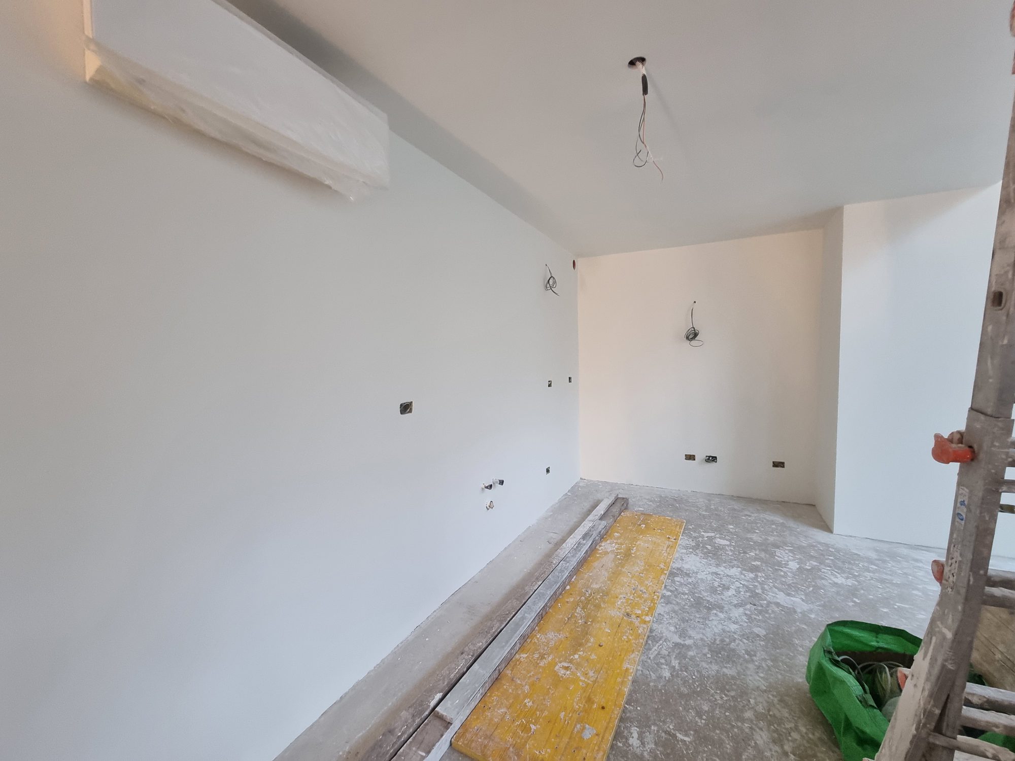 Soggiorno prima dell’allestimento, ancora in cantiere — progetto Loft Adige