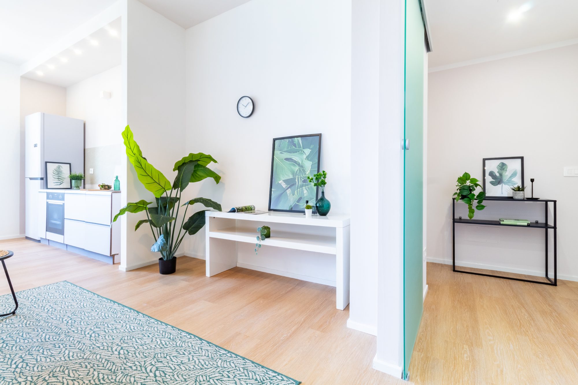 Ingresso e cucina open space allestiti per la vendita — progetto San Donato